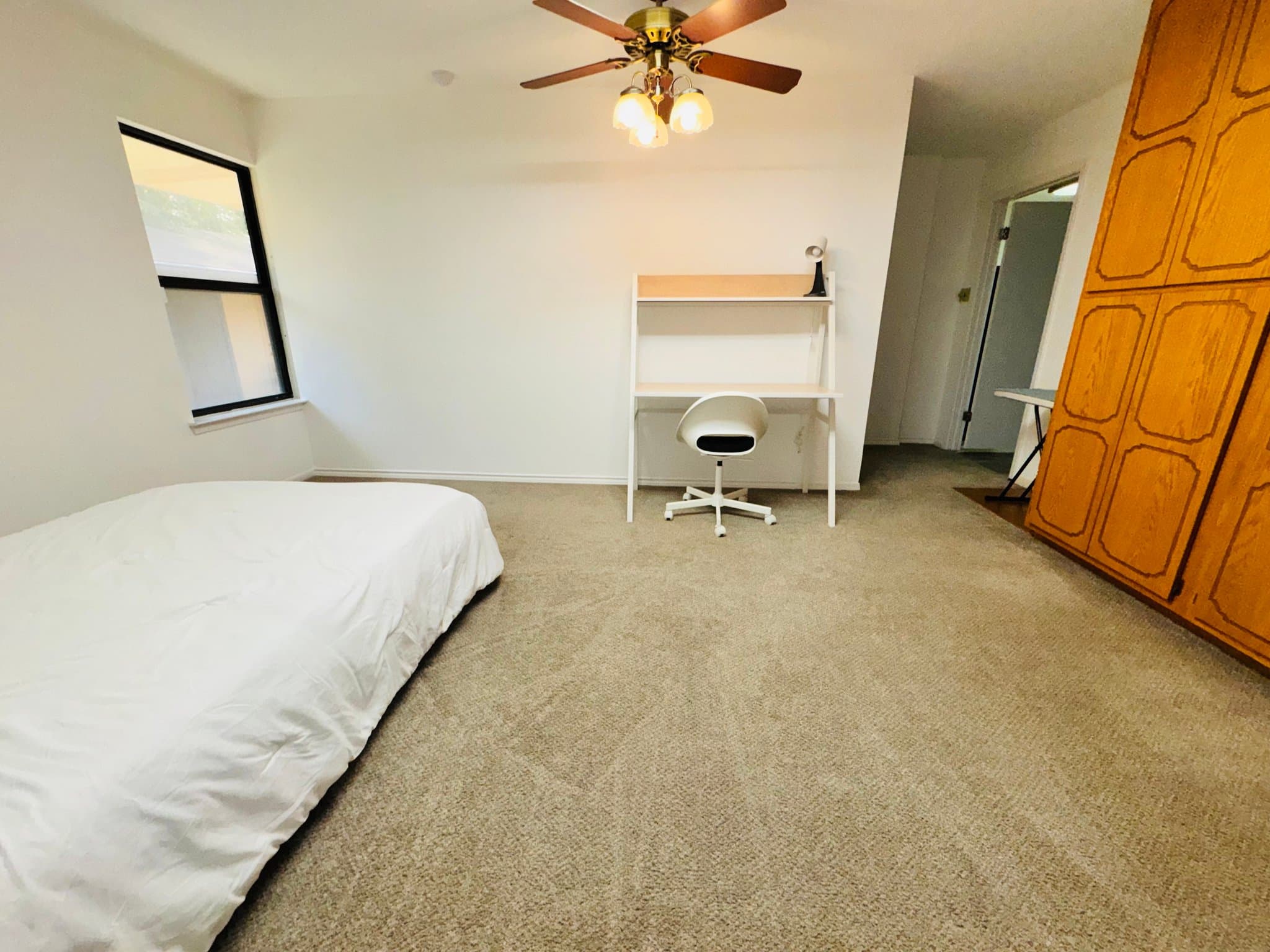 San Antonio Single Room: 5618 Sir Gareth Dr.