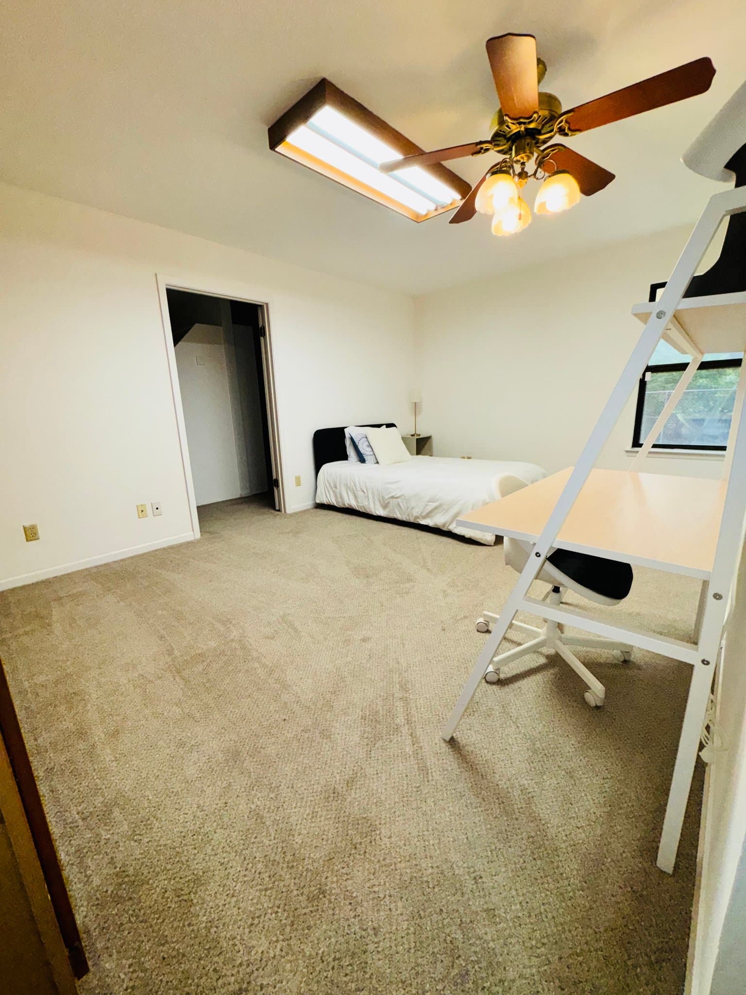 San Antonio Single Room: 5618 Sir Gareth Dr.