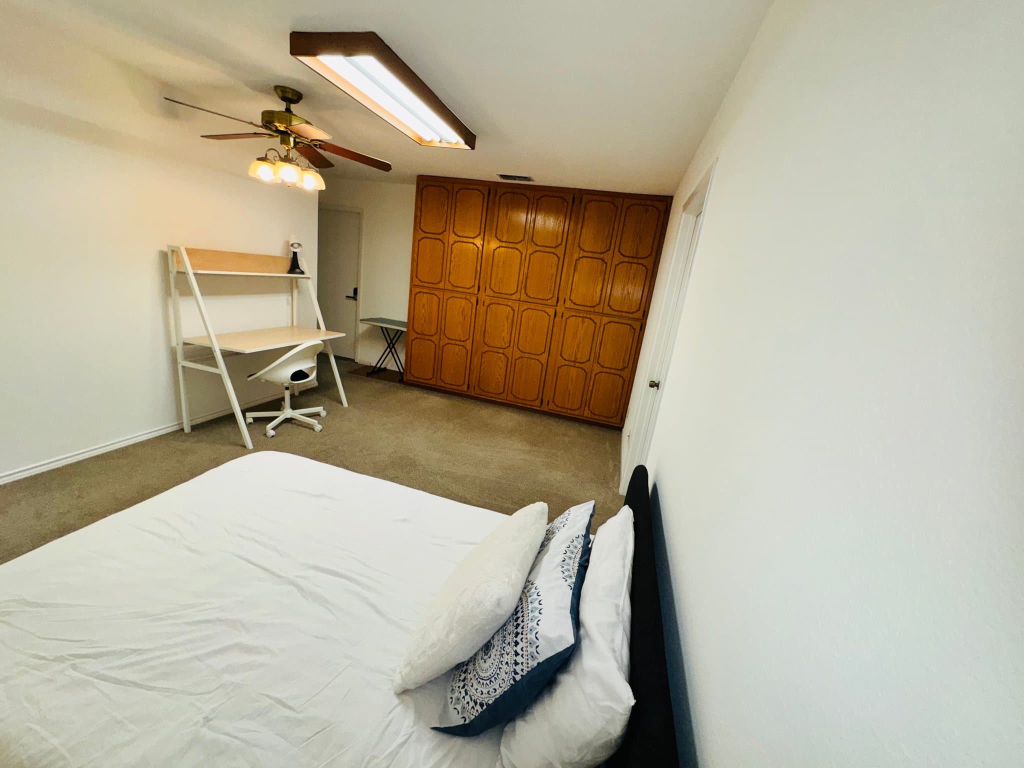 San Antonio Single Room: 5618 Sir Gareth Dr.