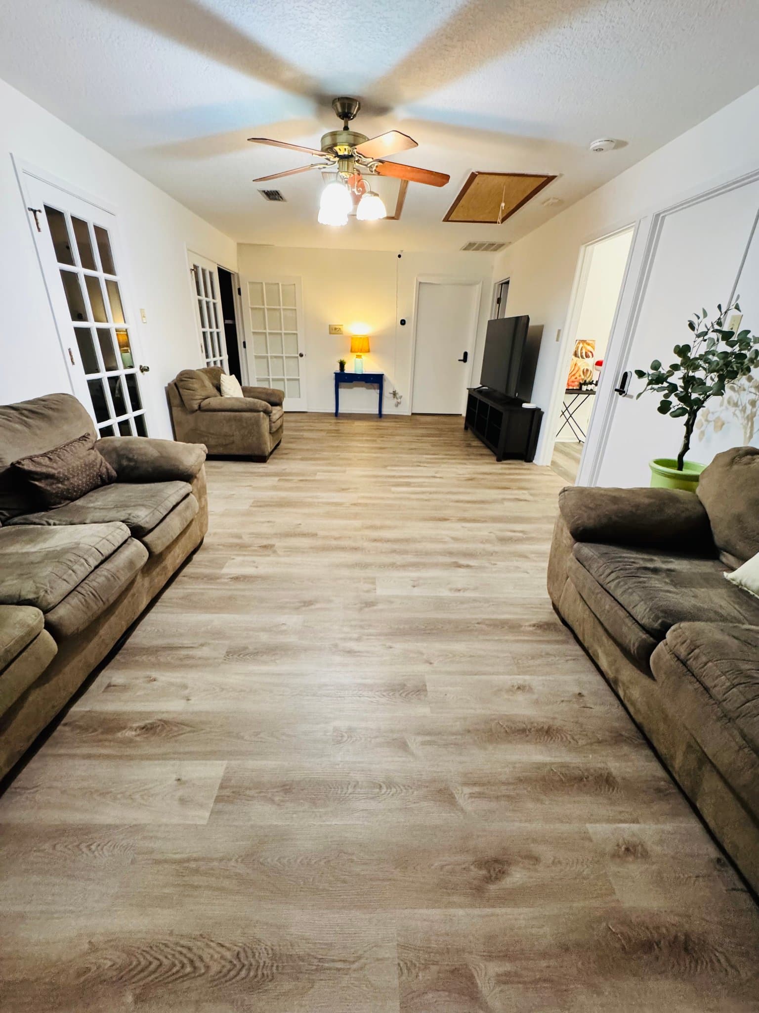 San Antonio Single Room: 5618 Sir Gareth Dr.
