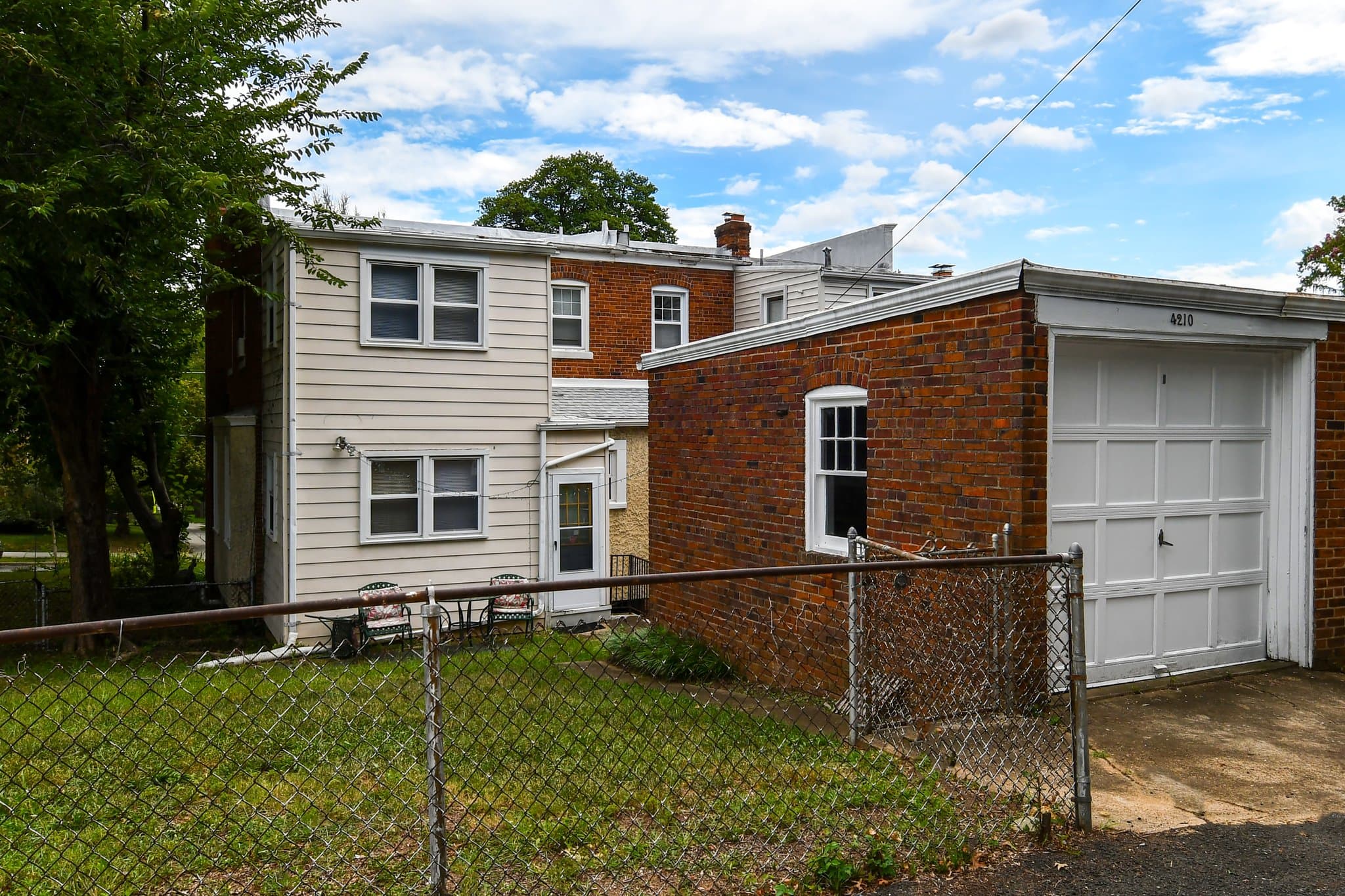 Washington Townhome: 4210 10th Street NE