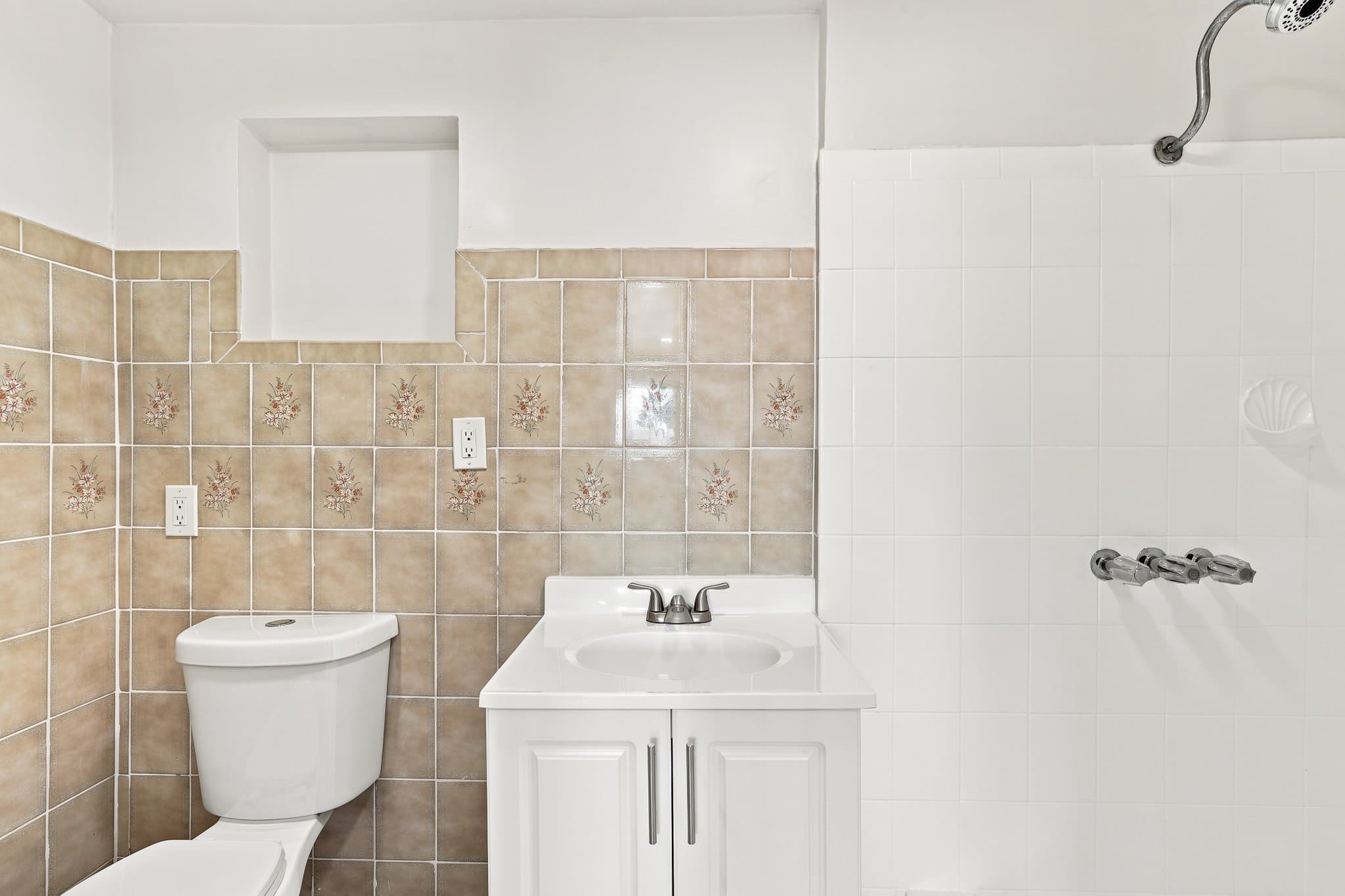 Lynwood House: 11150 Santa Fe Ave