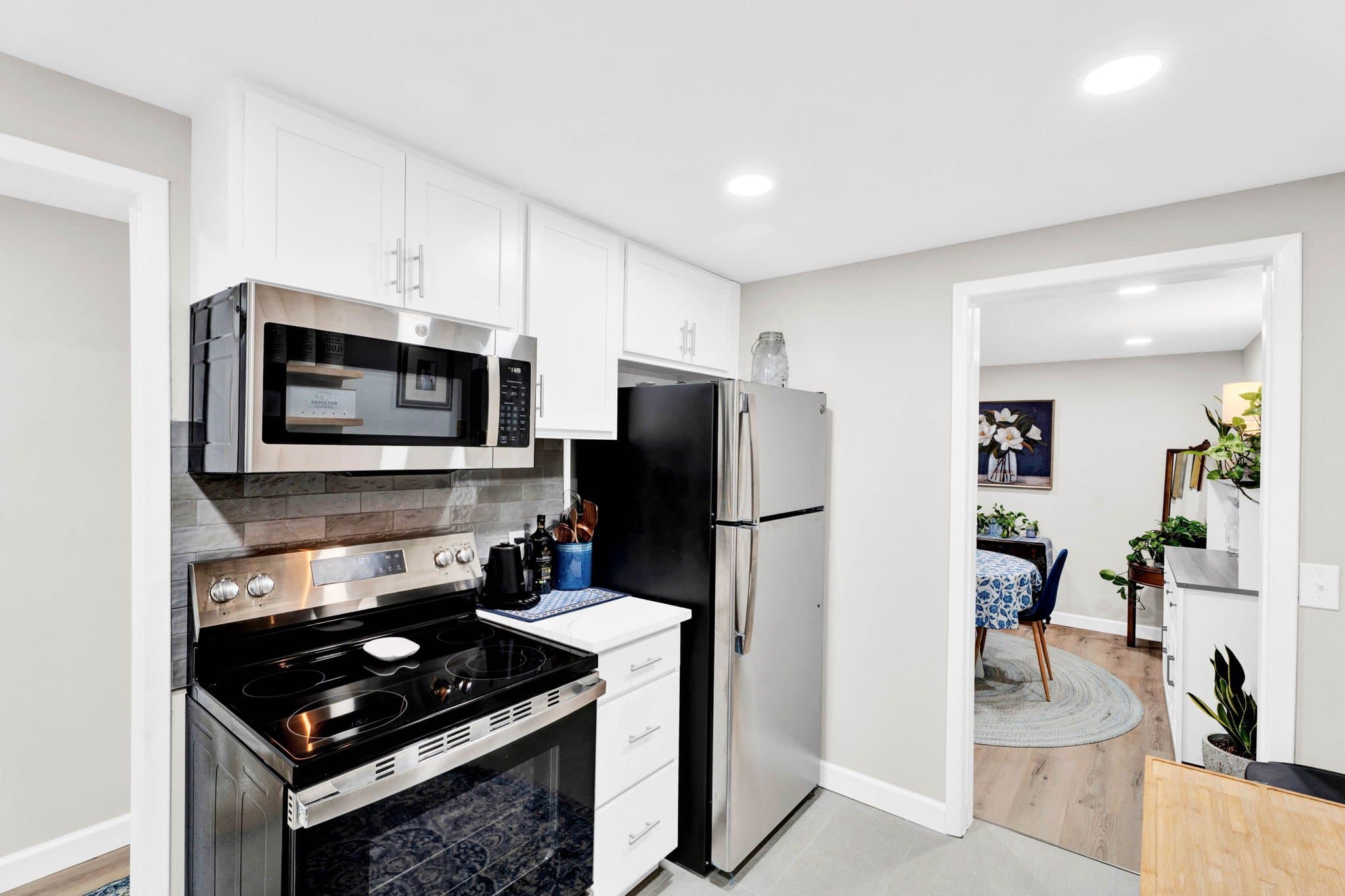 Rochester Apartment: 6 Roanoke Ln