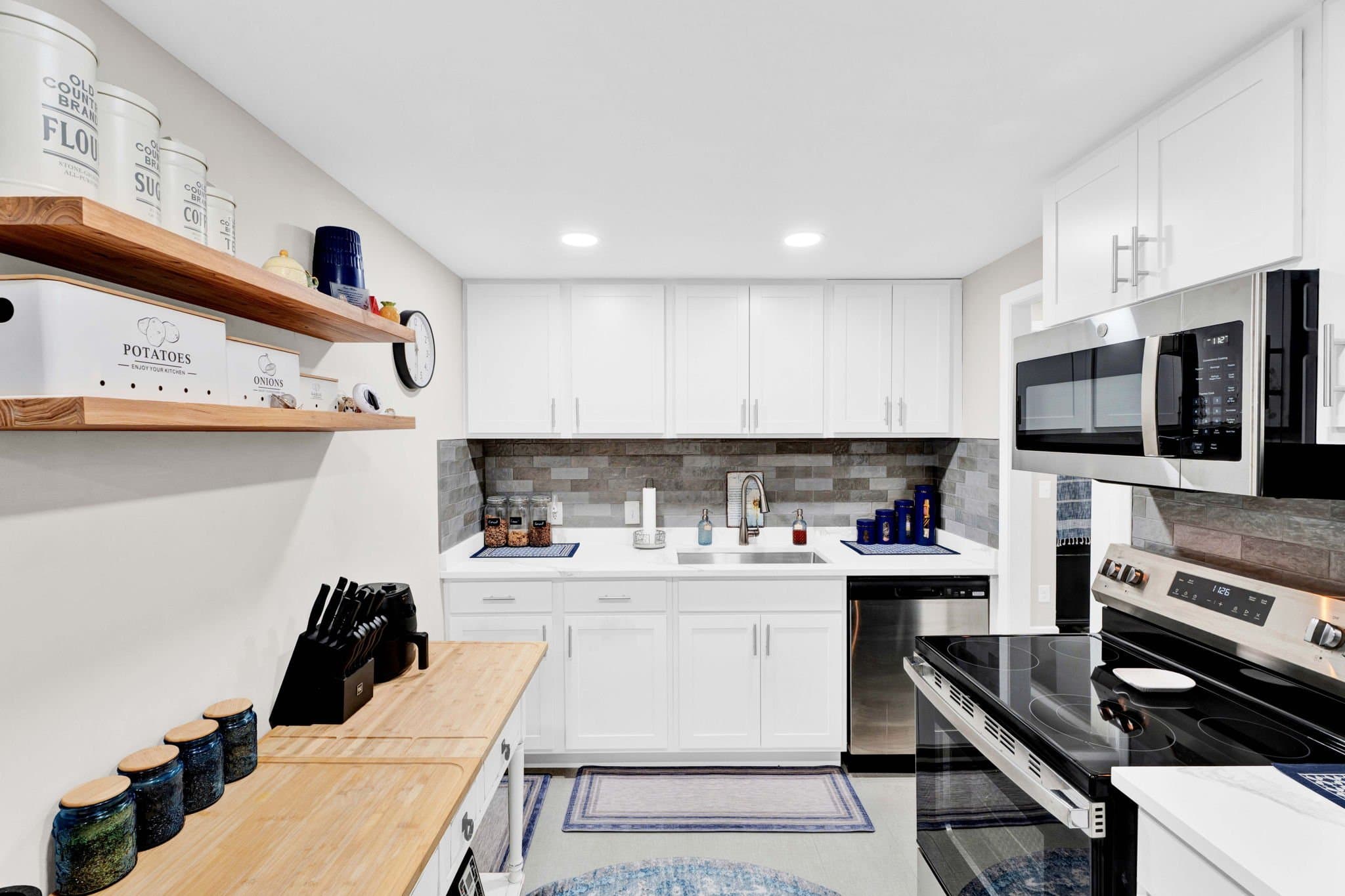 Rochester Apartment: 6 Roanoke Ln