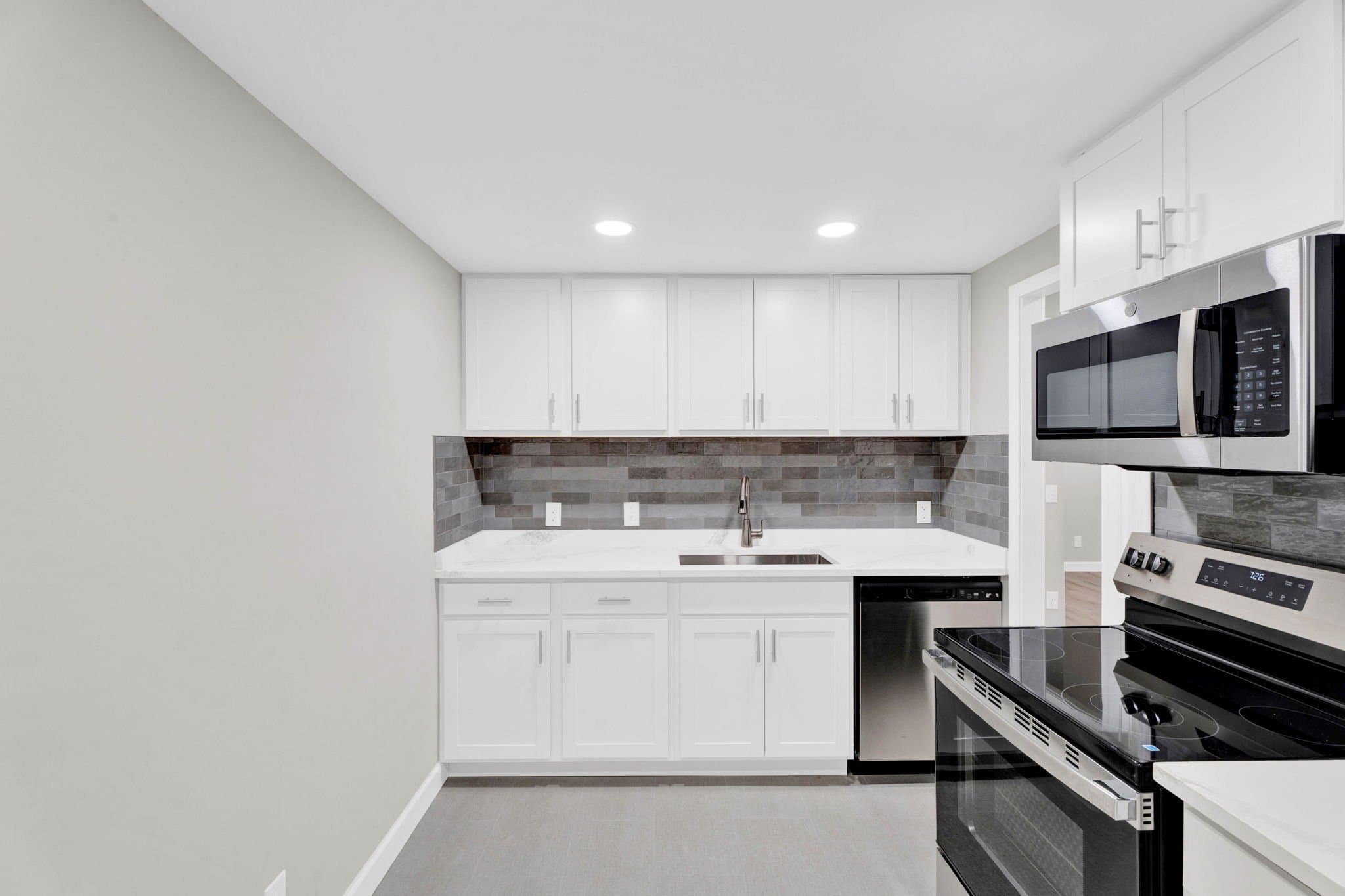 Rochester Apartment: 6 Roanoke Ln