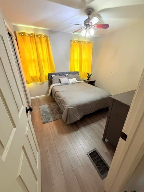 East Hartford Single Room: 25 lafayette ave