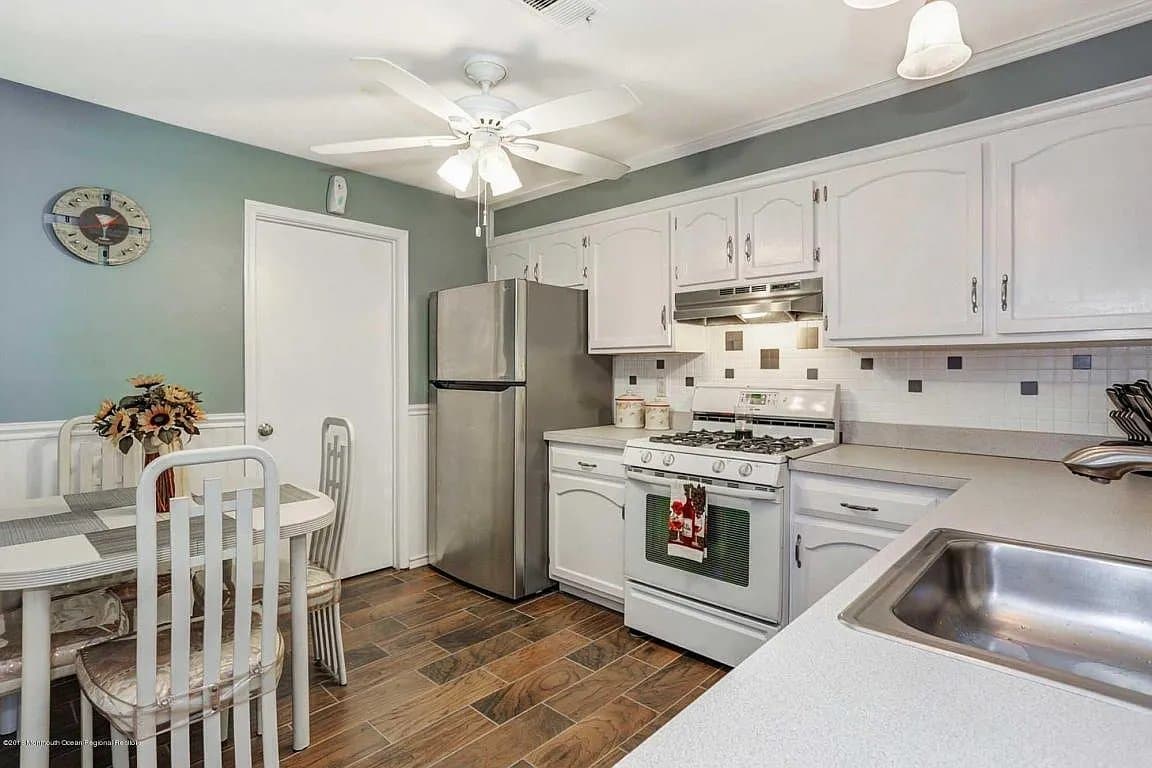 Morganville Condo: 366 Mayfair Pl