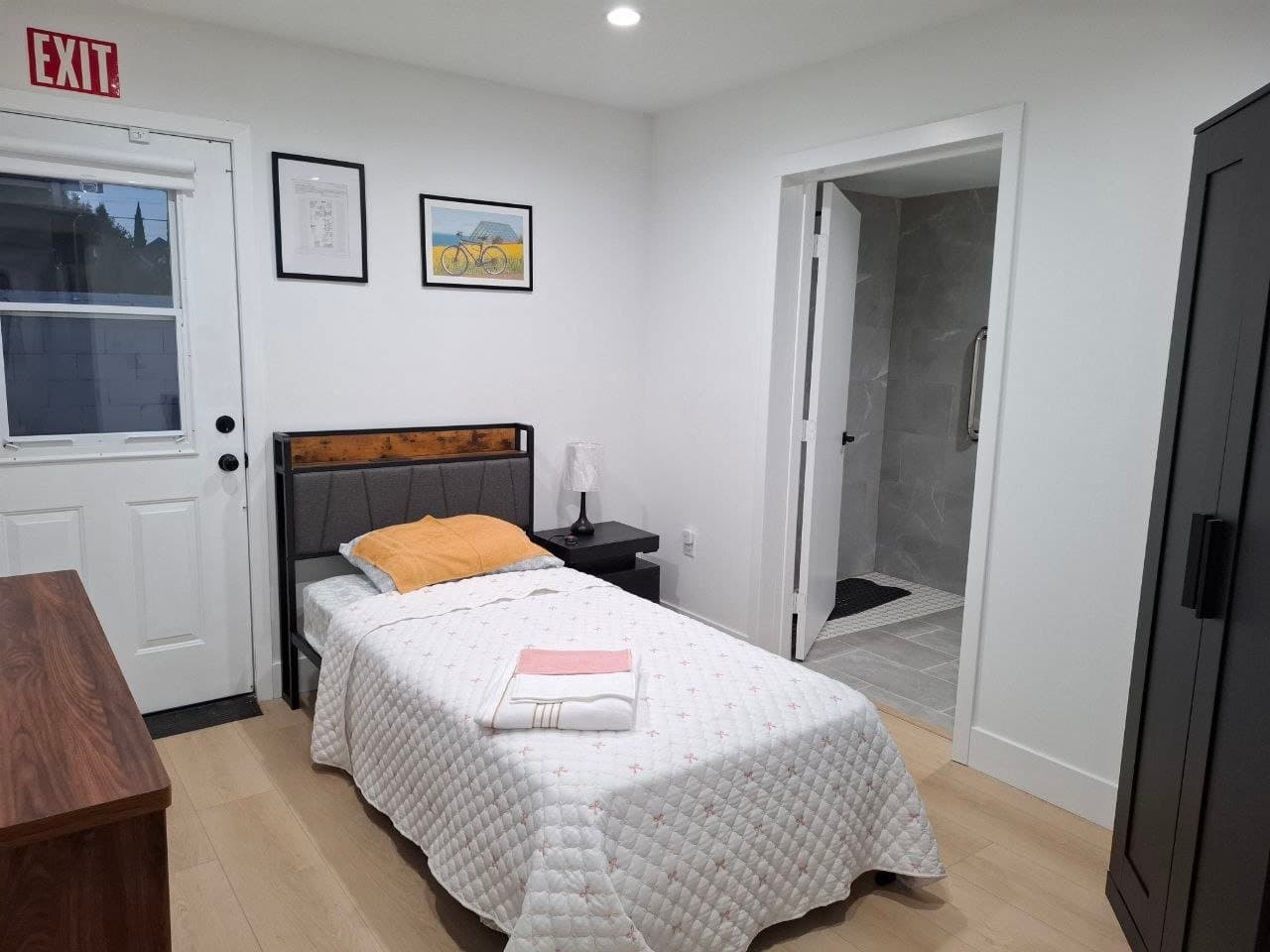 Los Angeles Single Room: 1447 W 36th Place