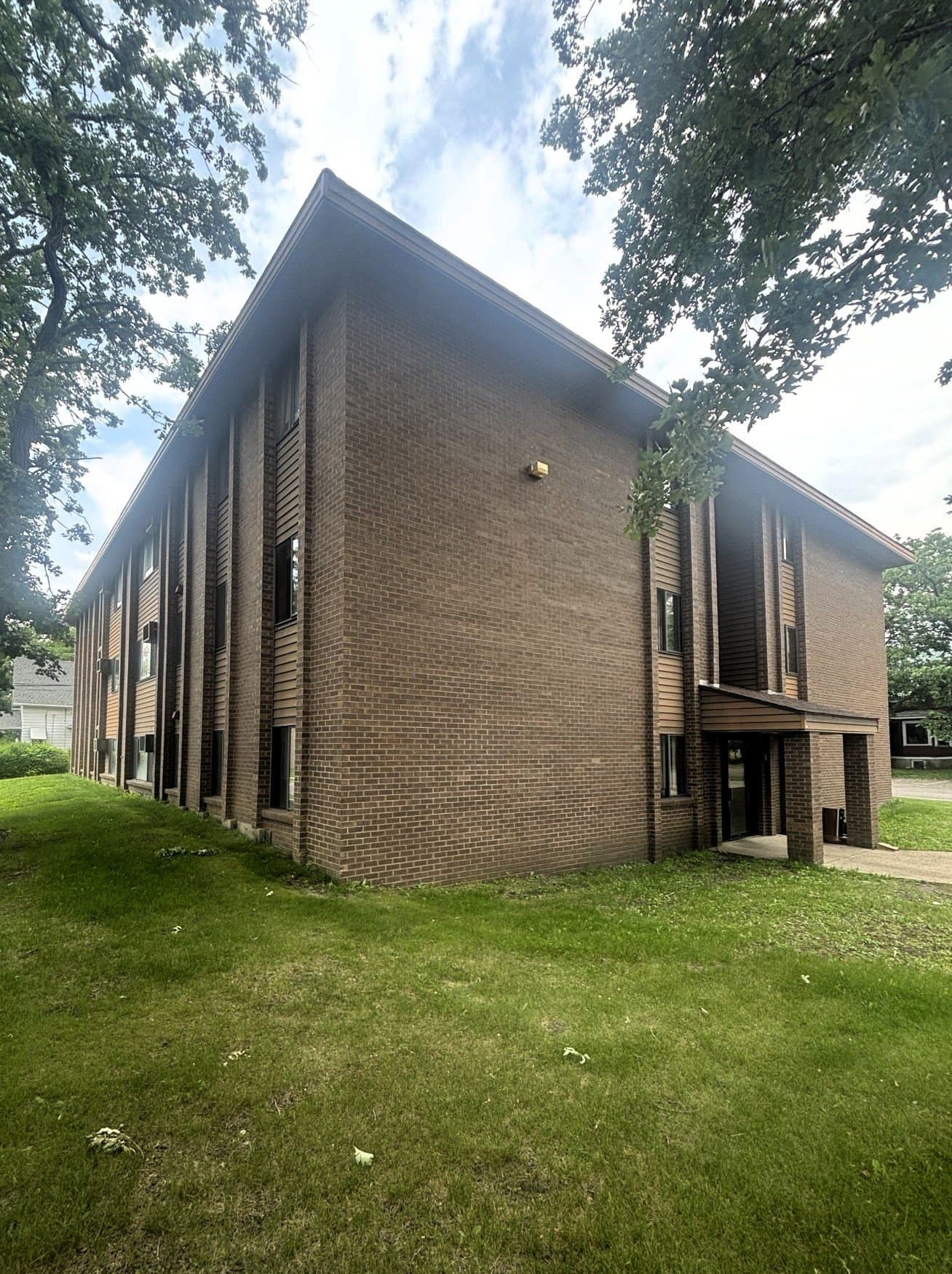 St Cloud Apartment: 817 6th Ave S