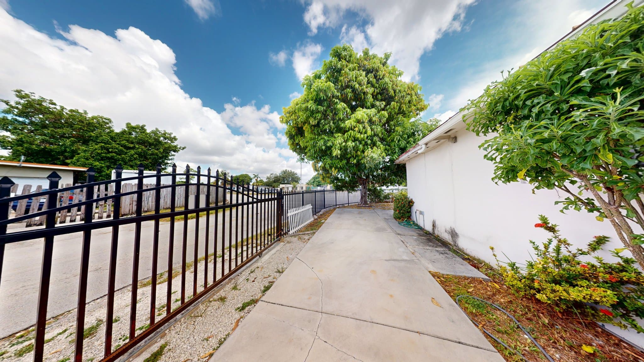 Miami Single Room: 3097 NW 102nd St