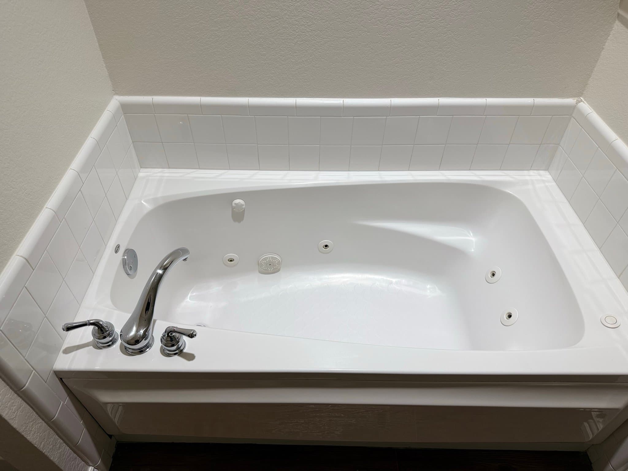 Arlington Single Room: 4610 Oak Club Dr