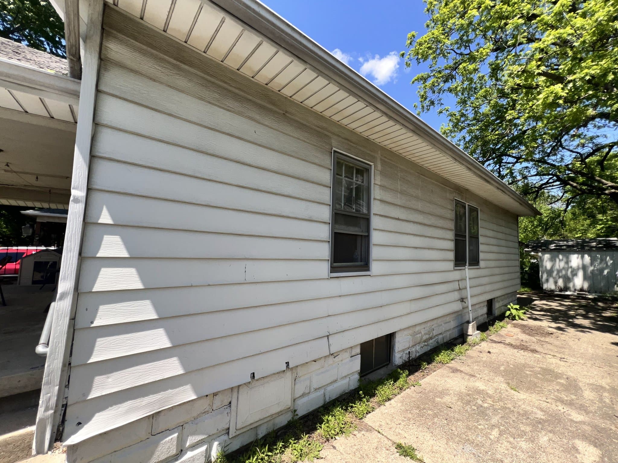 Decatur House: 1258 E Division St