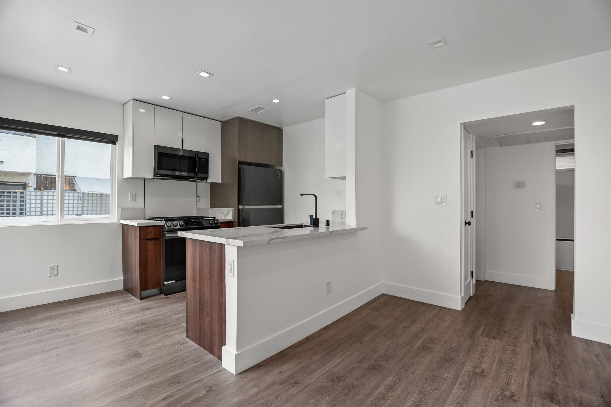 Los Angeles Apartment: 701 N Hill Place