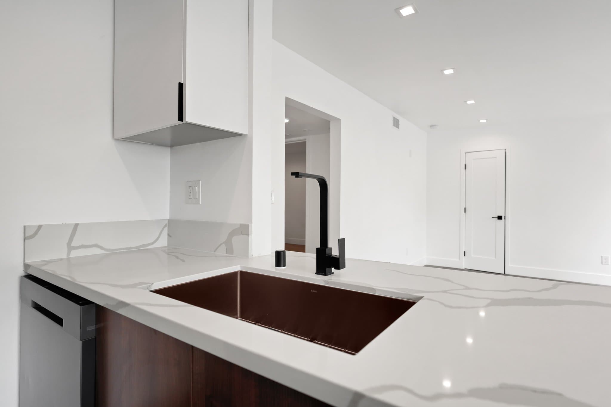 Los Angeles Apartment: 701 N Hill Place
