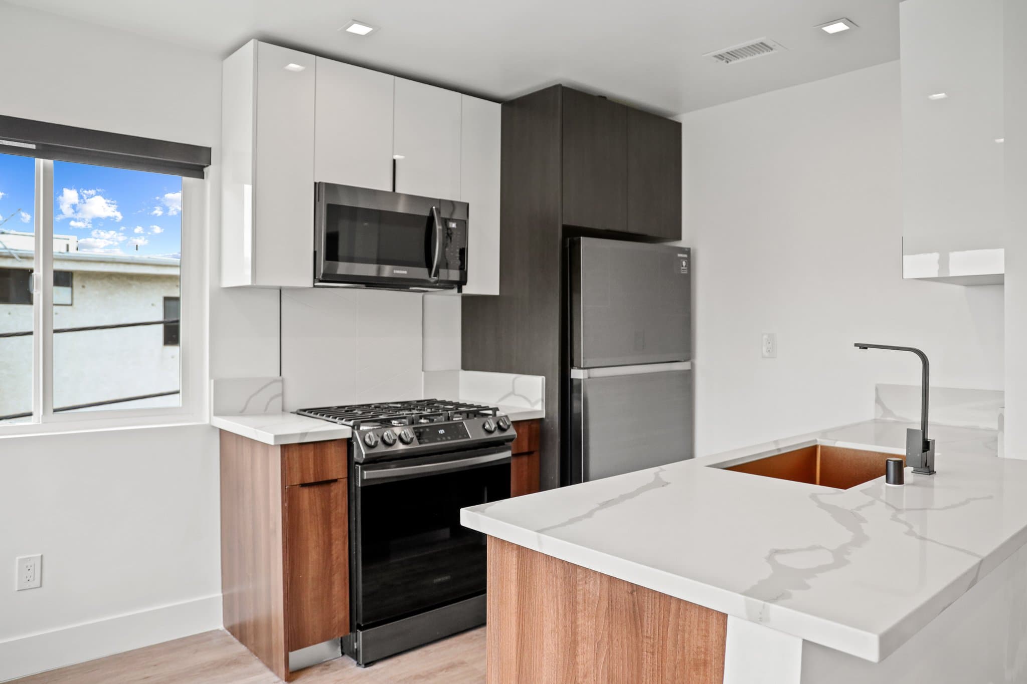 Los Angeles Apartment: 701 N Hill Place