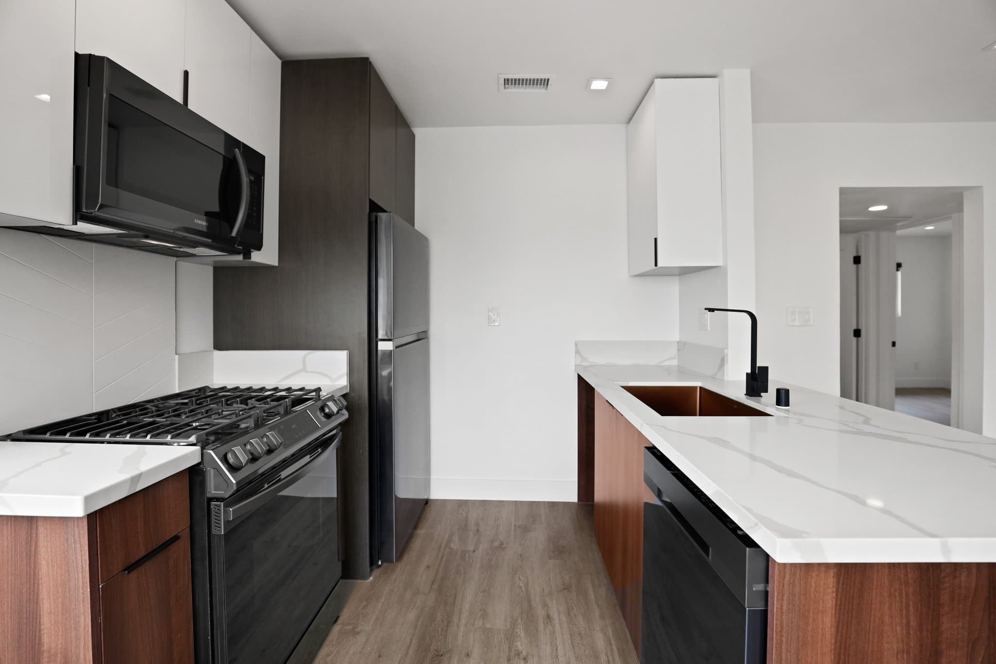 Los Angeles Apartment: 701 N Hill Place