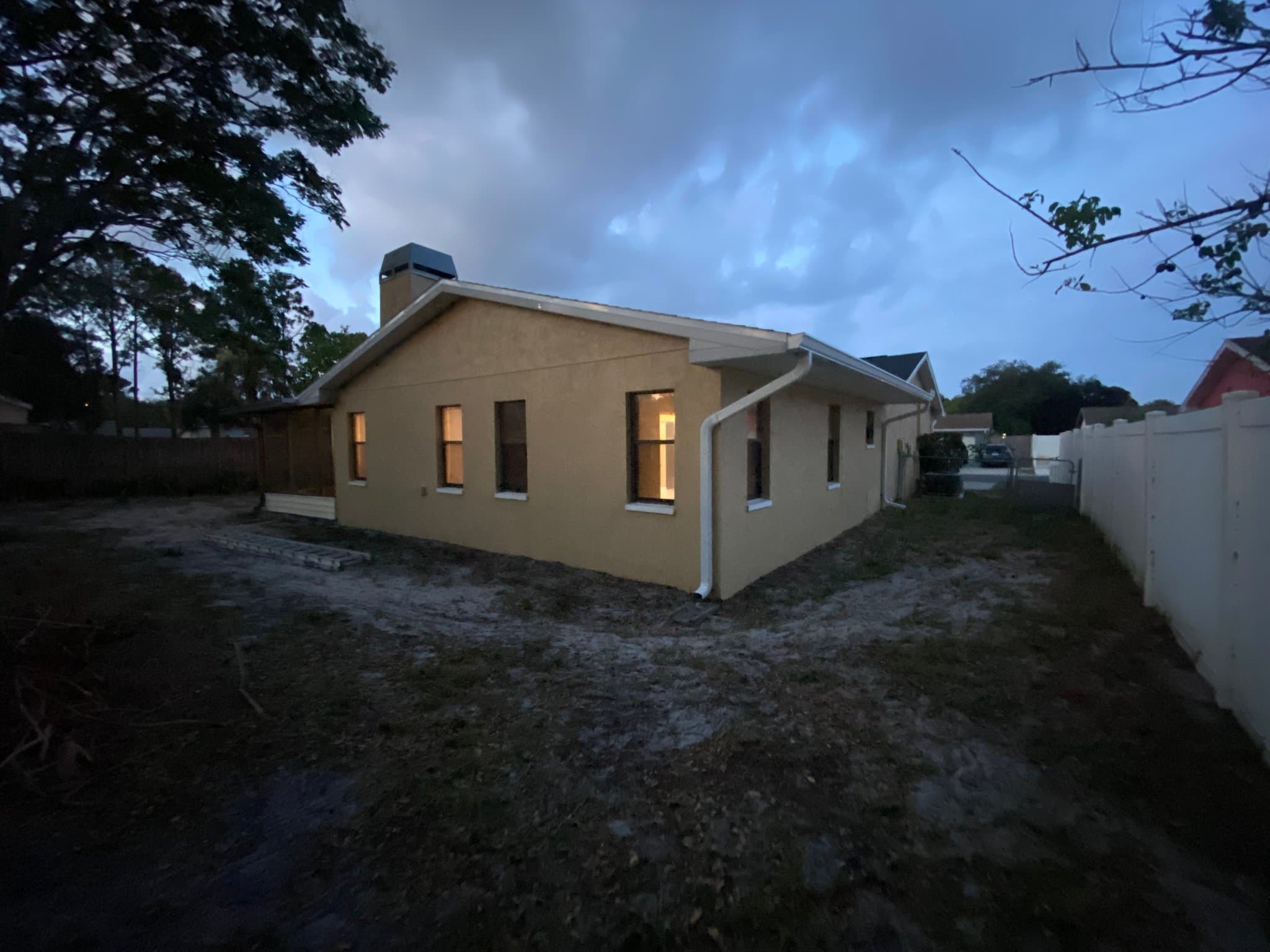 Port Richey House: 10401 County Lake Dr
