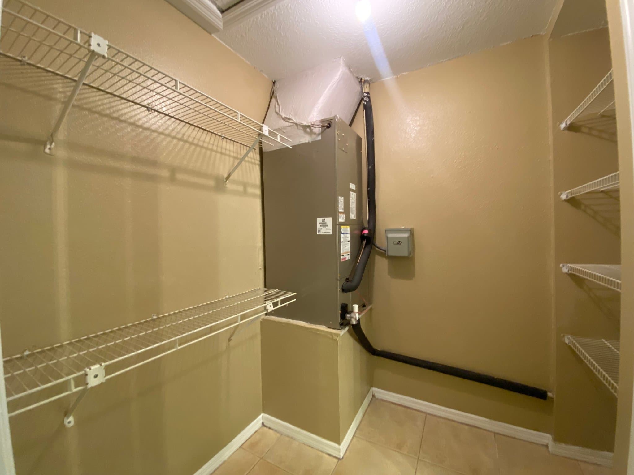 Port Richey House: 10401 County Lake Dr