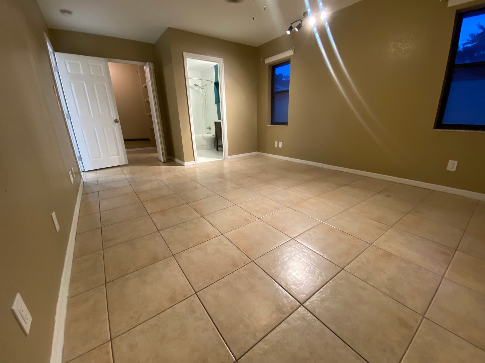 Port Richey House: 10401 County Lake Dr