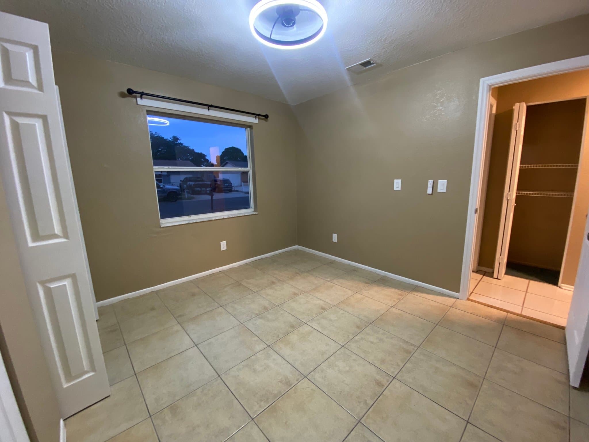 Port Richey House: 10401 County Lake Dr