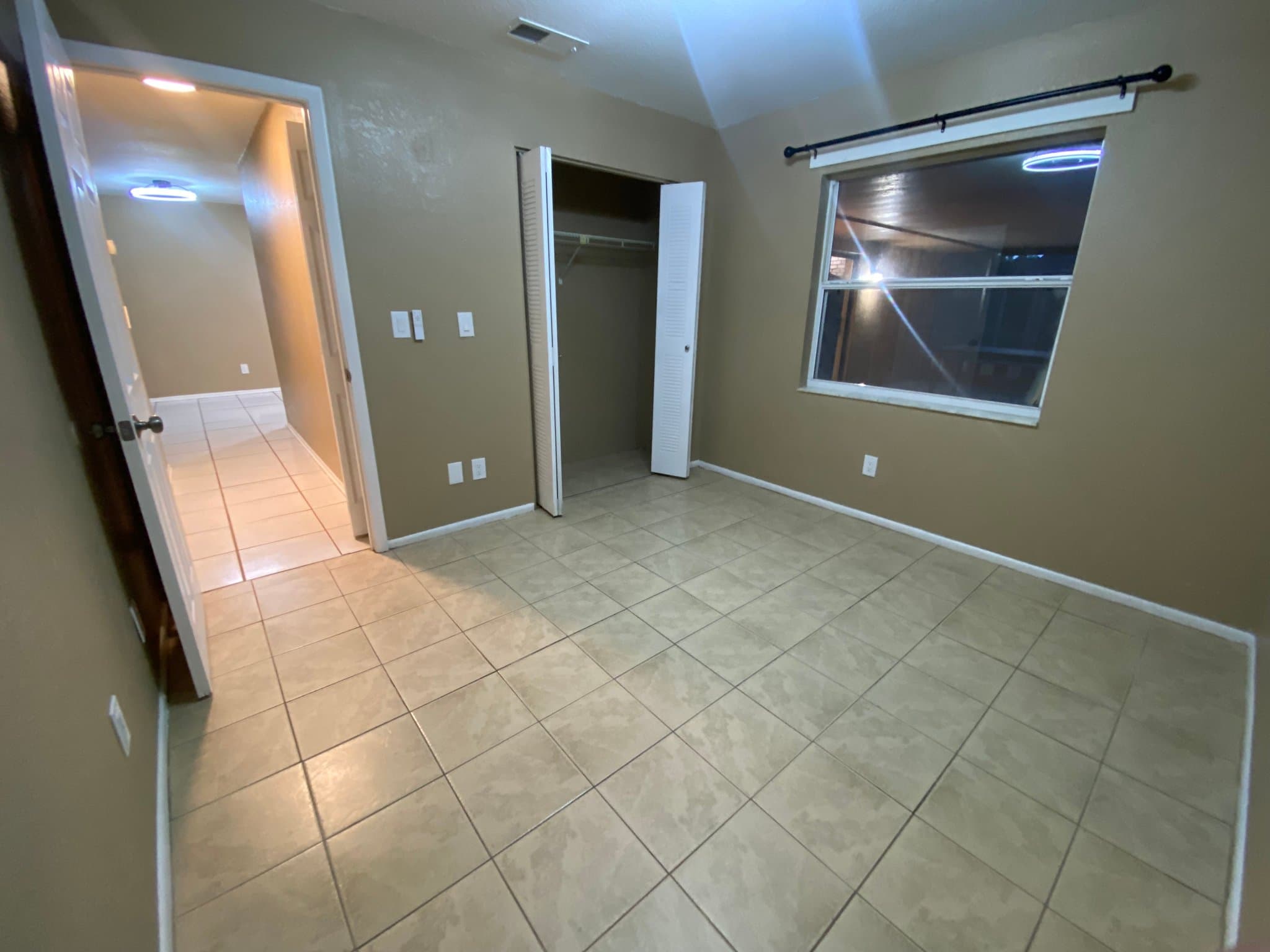 Port Richey House: 10401 County Lake Dr