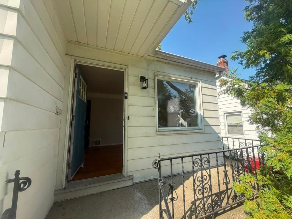 Maple Heights House: 15811 Maplewood Avenue