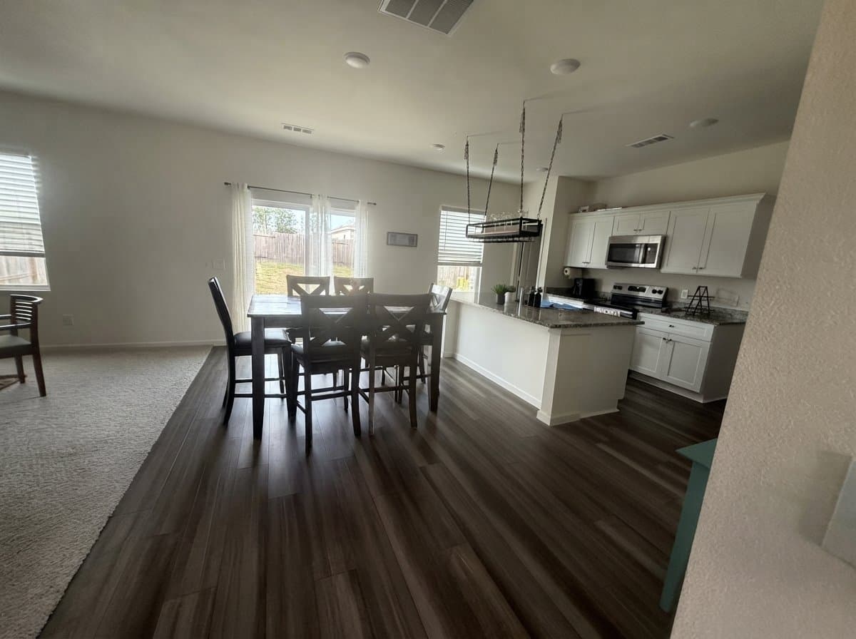 New Caney House: 21655 Cottage Ln