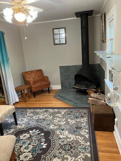 Wilmette Apartment: 922 1/2 Oakwood Avenue