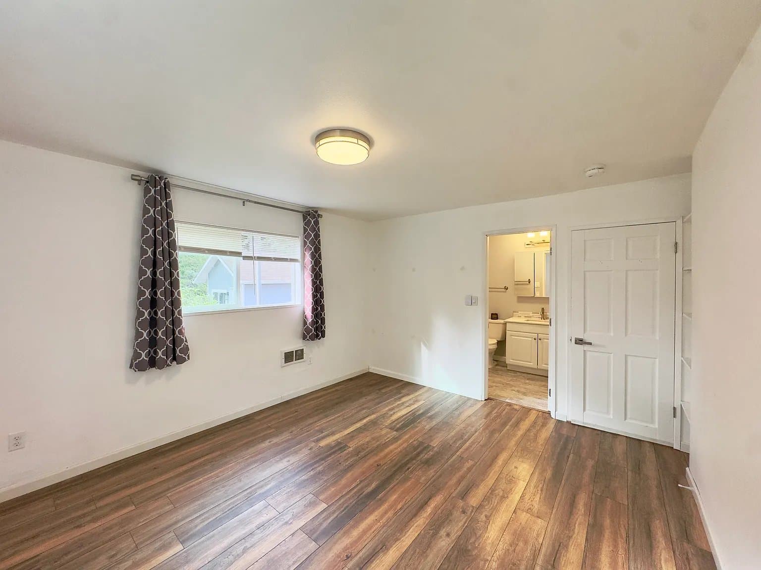 Shoreline House: 723 N 184th St