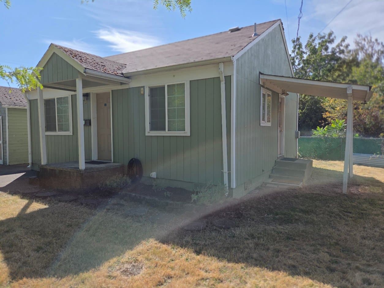 salem House: 1769 Davidson St SE
