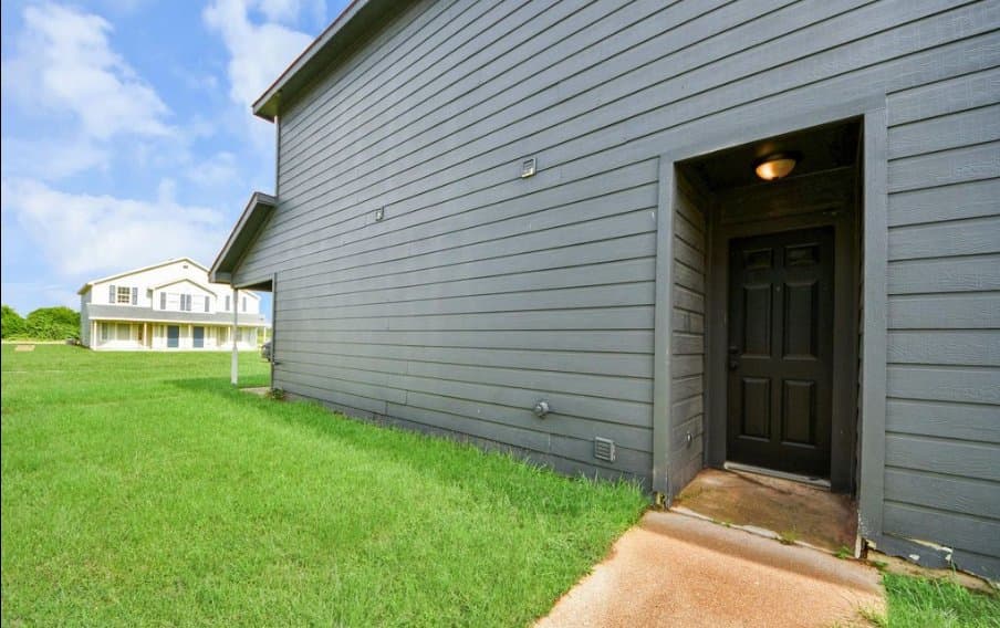 Hempstead Single Room: 23366 High Point Street