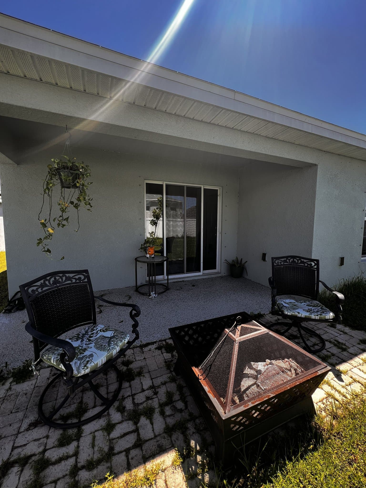 Ruskin House: 450 Sunlit Coral St