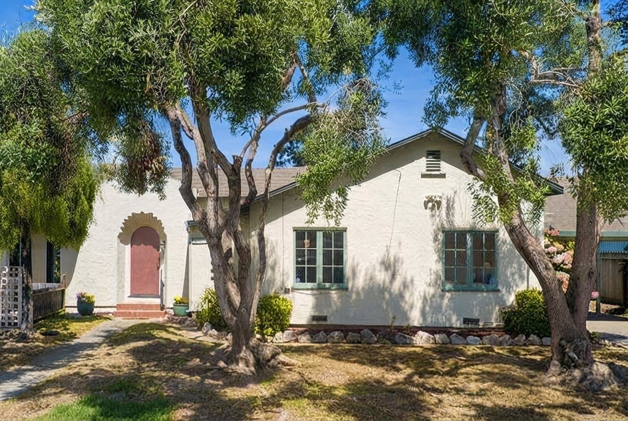 Capitola House: 4855 Crystal St.