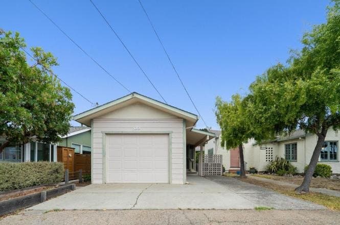 Capitola House: 4825 Crystal St.