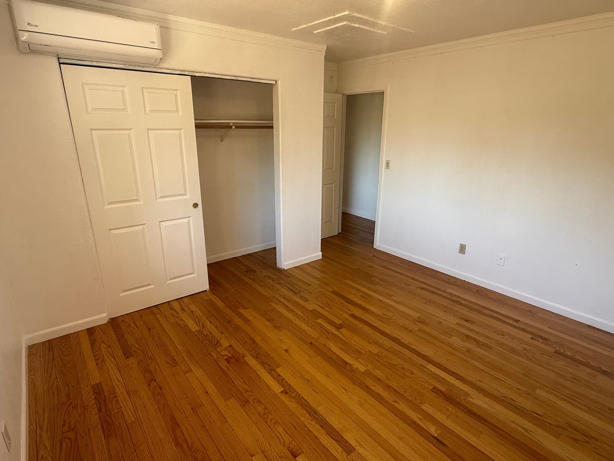 Folsom Single Room: 100 Baldwin Lake Cir.