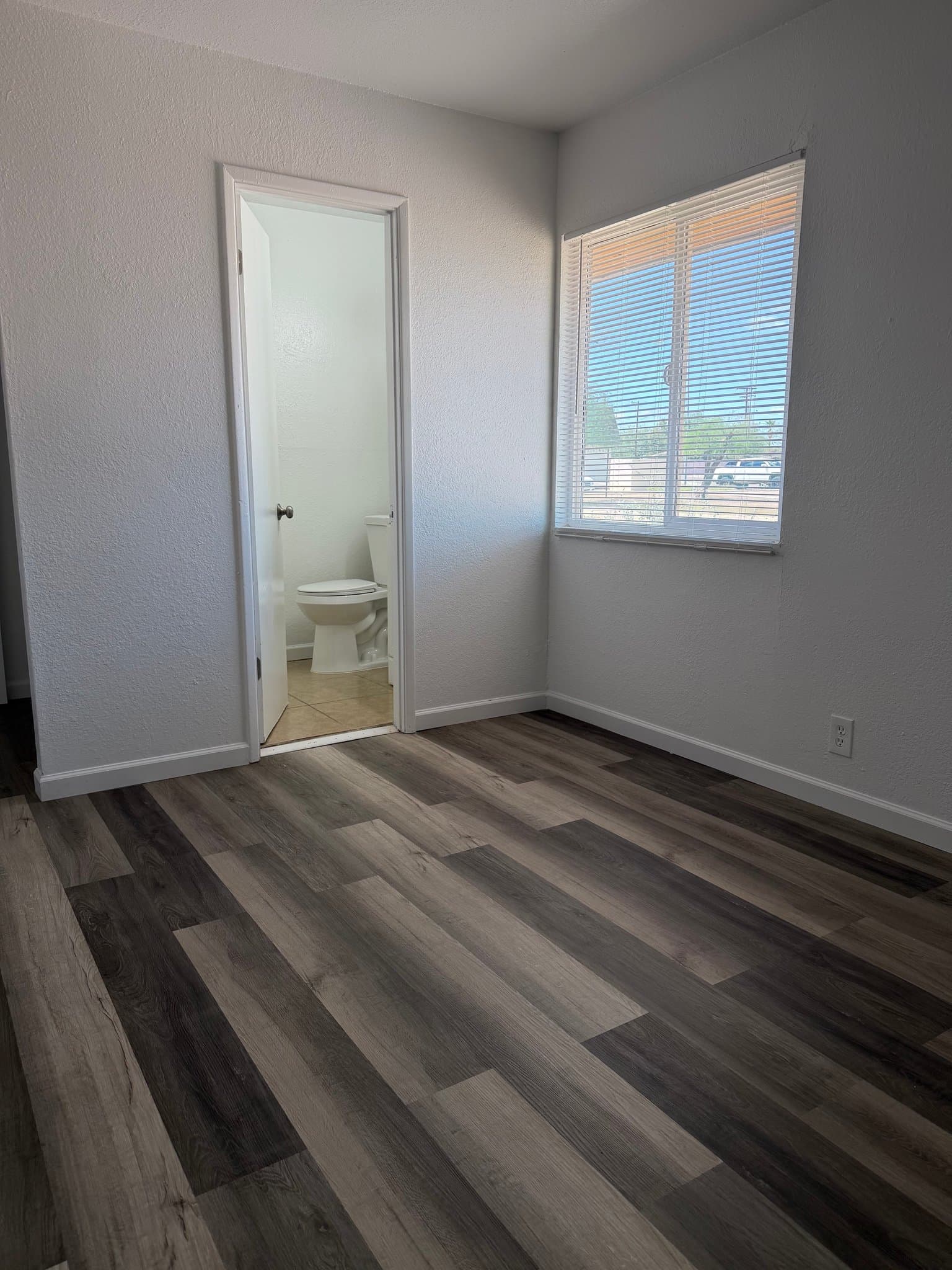 florence Apartment: 220 W. 9th St.