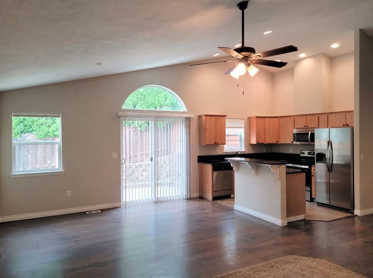 Sandy House: 38859 Jerger St,