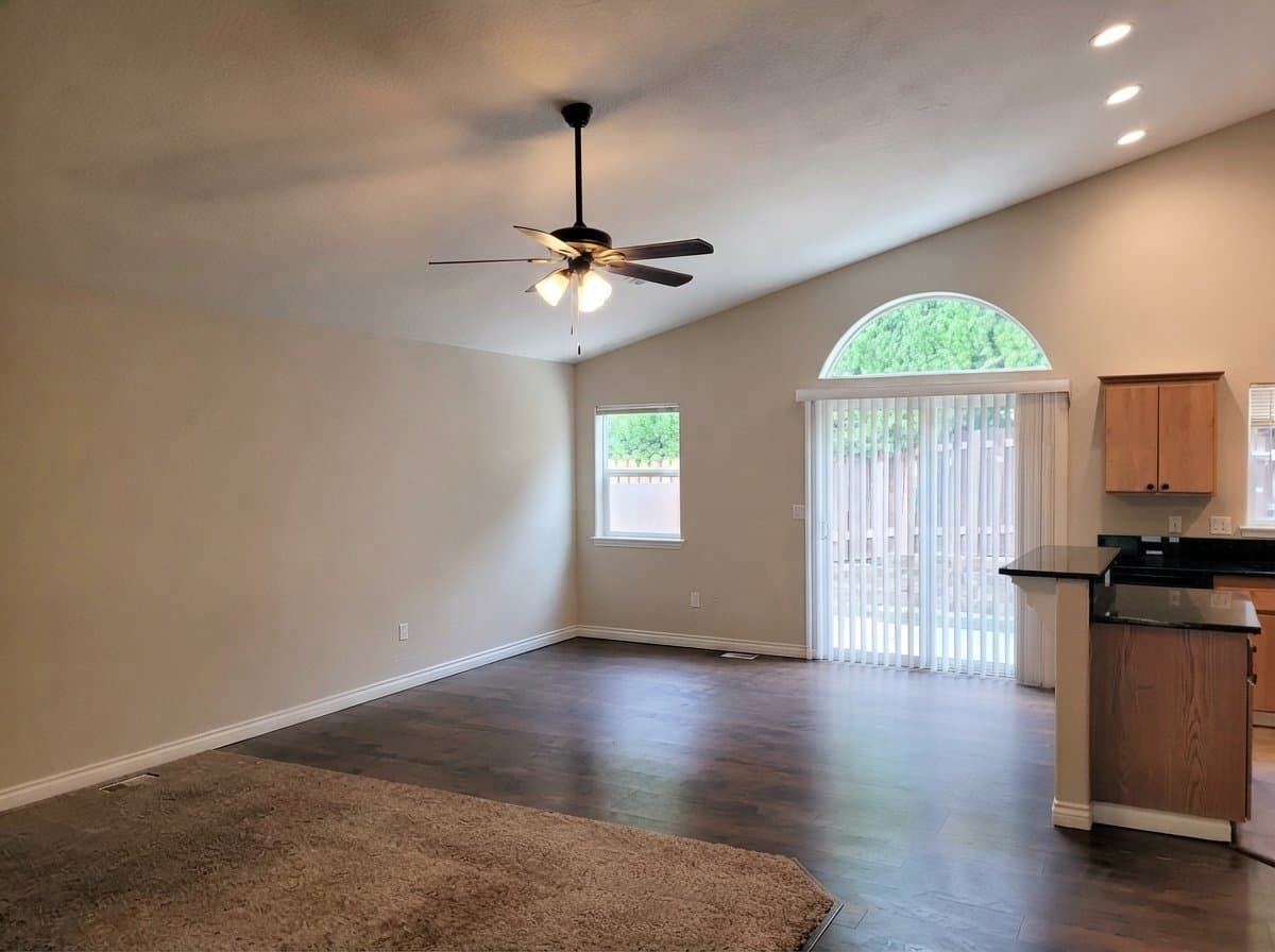 Sandy House: 38859 Jerger St,
