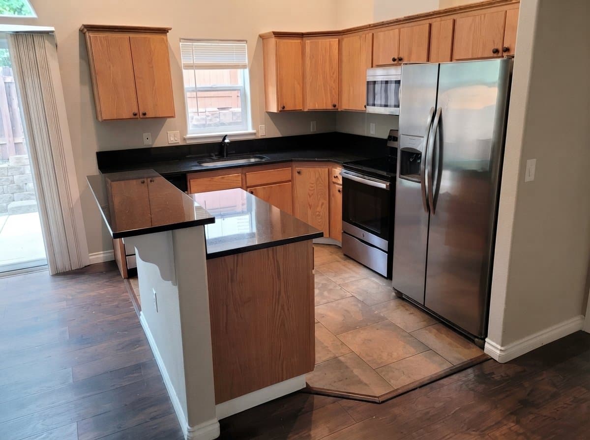 Sandy House: 38859 Jerger St,