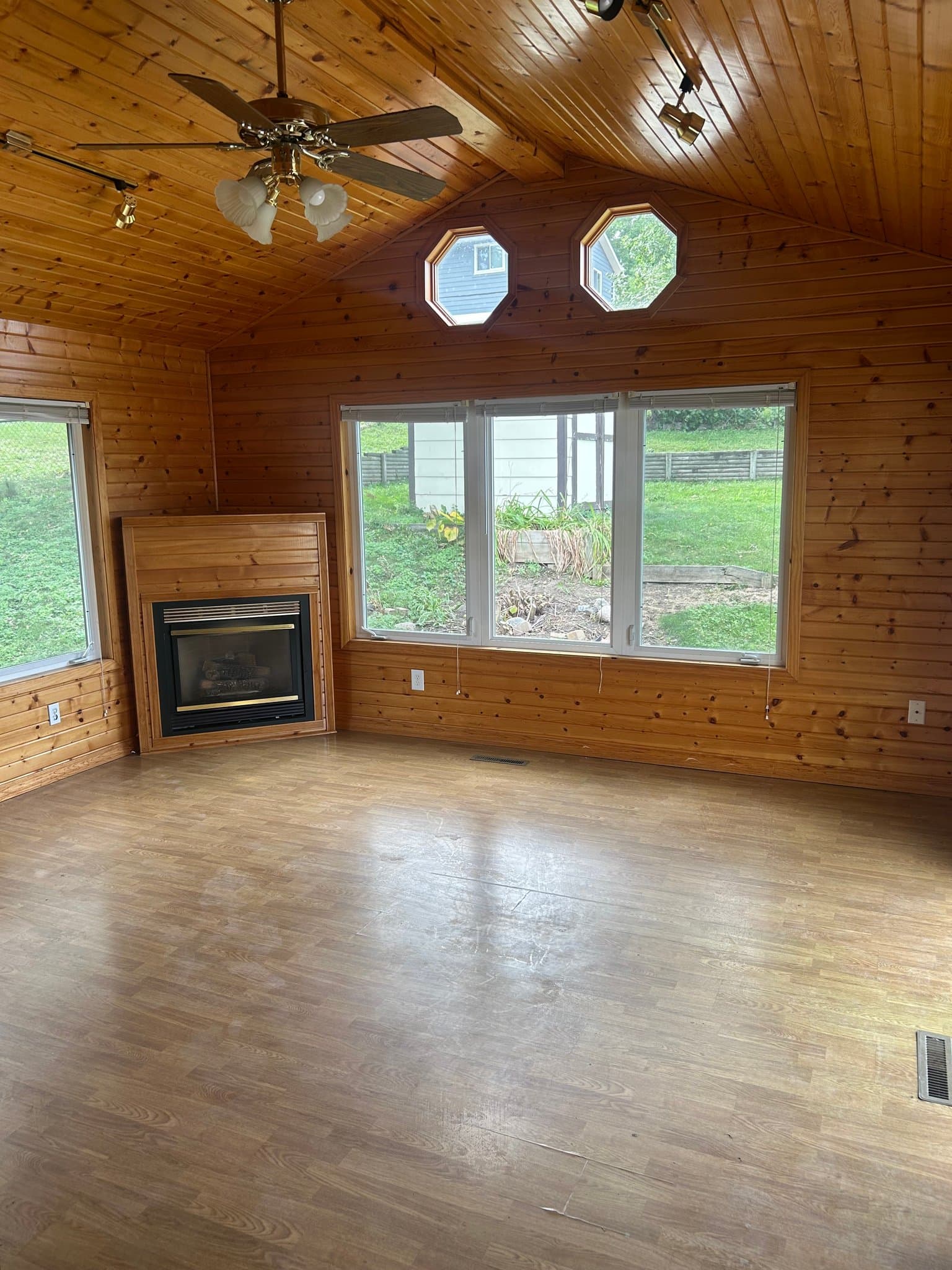Sioux Falls House: 2013 S Hawthorne Ave