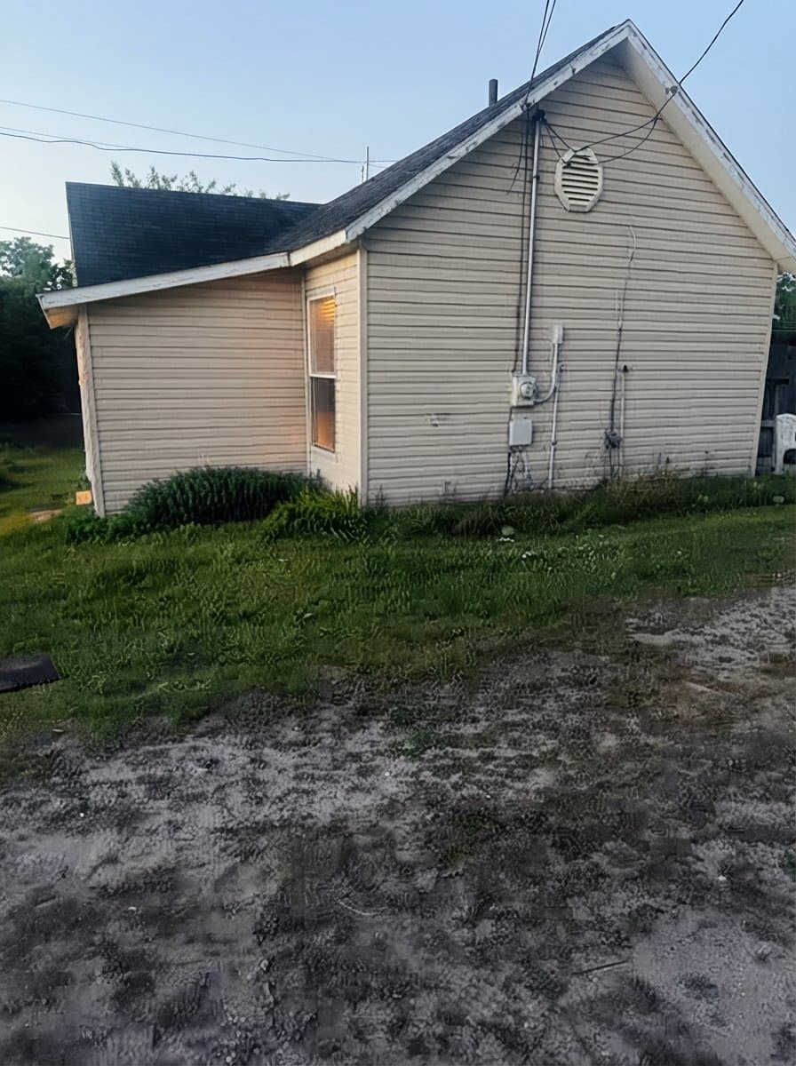 Mio House: 300 E 8th St