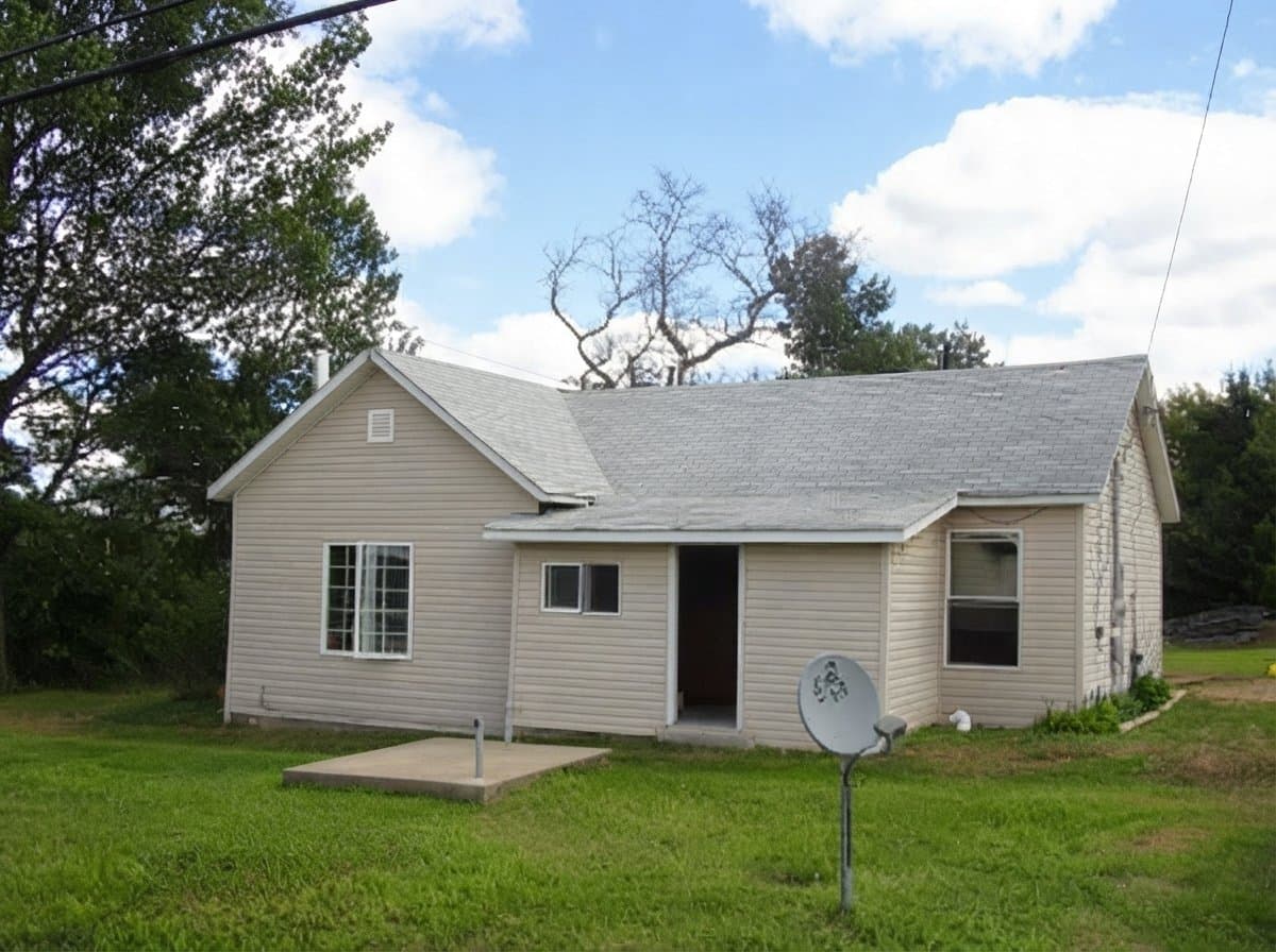 Mio House: 300 E 8th St