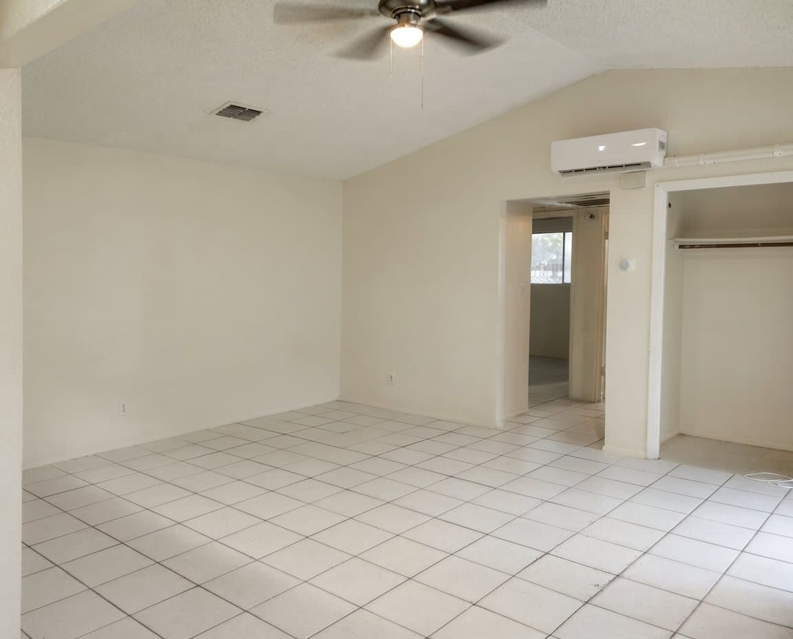 Austin Multiplex: 1001 Bird Creek Dr