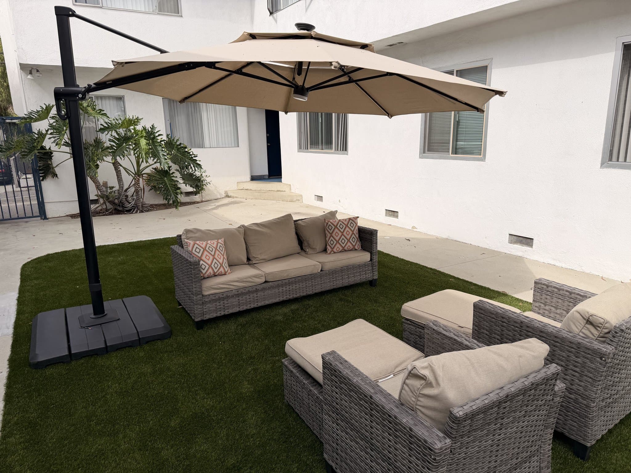 Los Angeles Apartment: 1243 Federal Ave