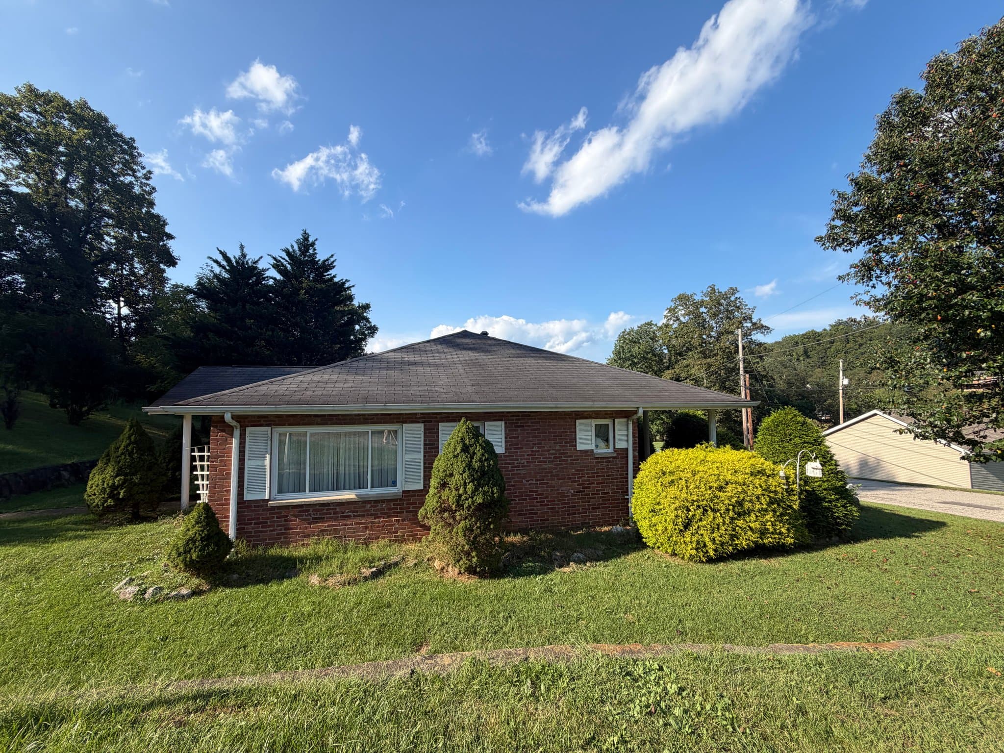Charleston House: 1901 Pinewood Dr