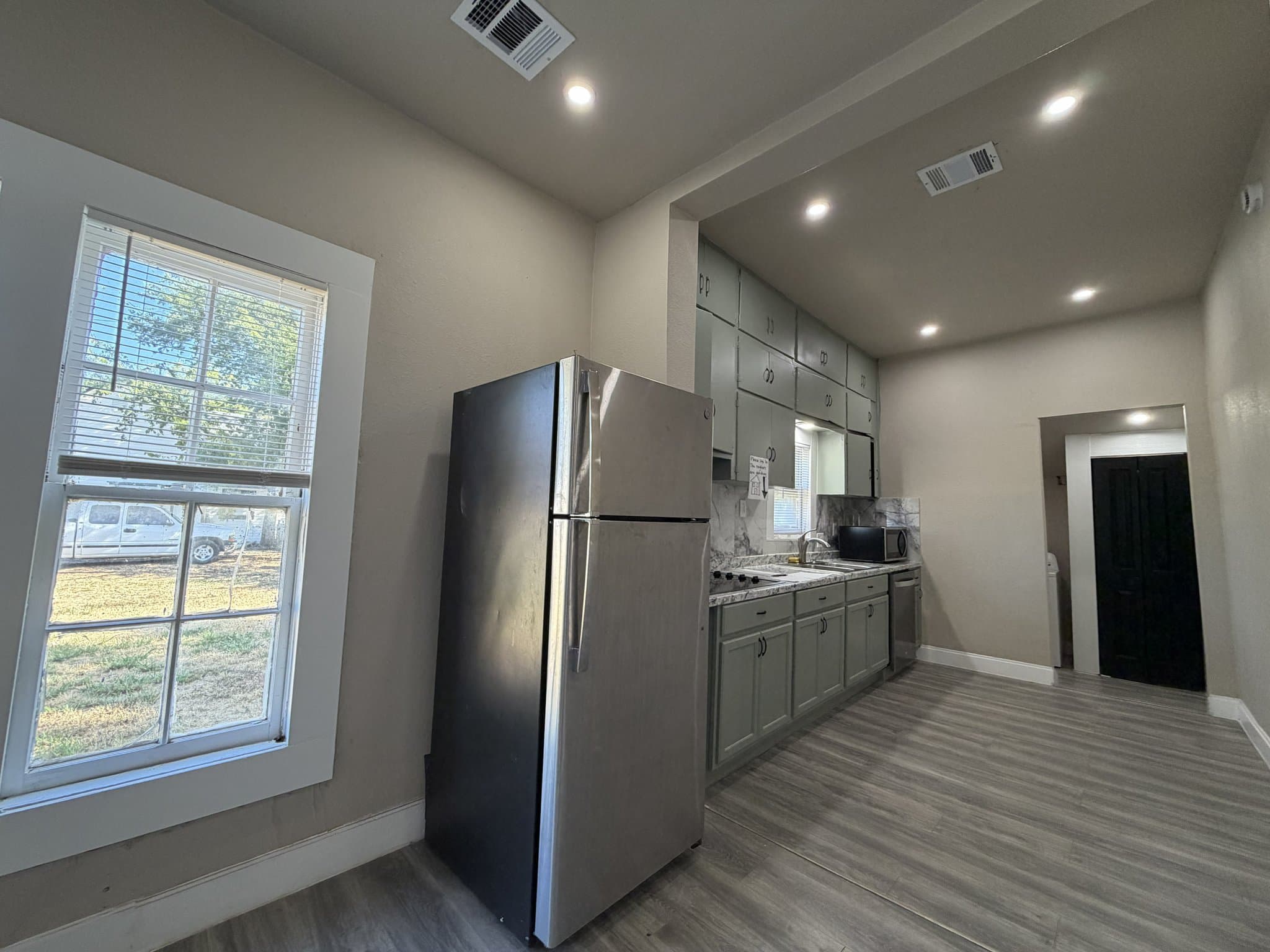 Gainesville House: 418 N Clements st