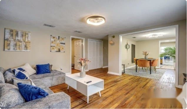Jacksonville House: 6613 Grace Lane