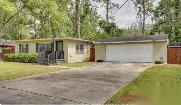 Jacksonville House: 6613 Grace Lane