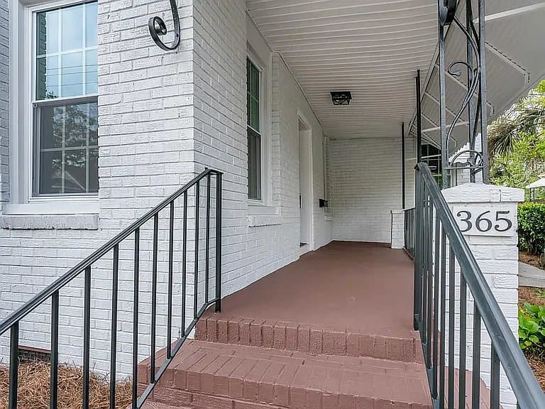 Charleston House: 365 Huger St