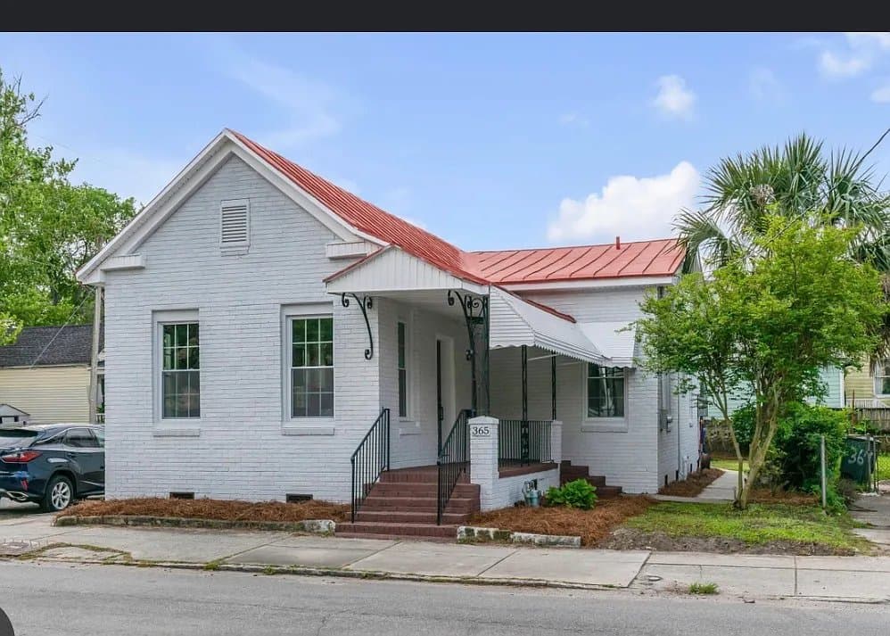 Charleston House: 365 Huger St